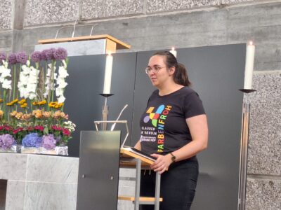 Pfarrerin Nicola Aller beim Vortragen eines P-Slams zu Psalm 104.