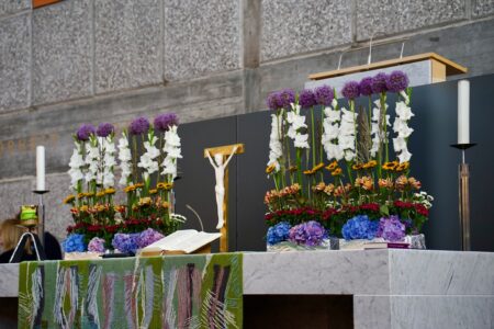 Farbenfroh - auch der Blumenschmuck auf dem Altar der Kreuzkirche