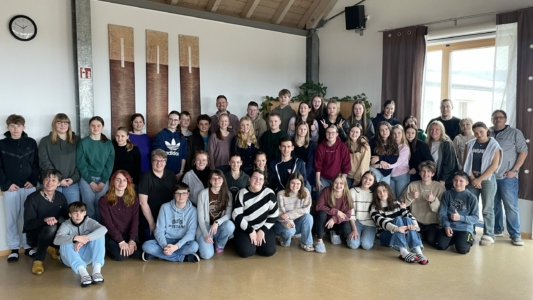 Großes Gruppenfoto mit fast allen Teilnehmenden.
