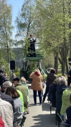 Ein Traktor lässt die Pfarrerin in den Himmel schweben
