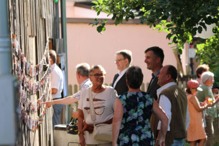 Die Bilderwand bleibt den ganzen Abend ein Anziehungspunkt.